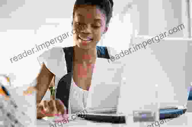 Woman Creating A Budget On Her Computer Single Mom S Millionaire Guide: Be Financially Free Start Your Home Based Business With A Digital Product And Make Tons Of Money As A Happy Mom