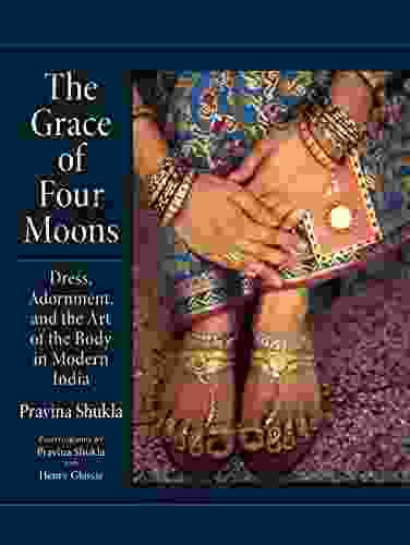 The Grace Of Four Moons: Dress Adornment And The Art Of The Body In Modern India (Material Culture)